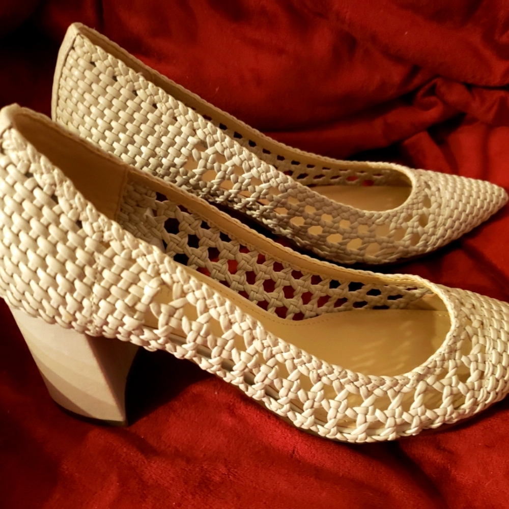 Adorable office pumps, crochet look, not fabric!